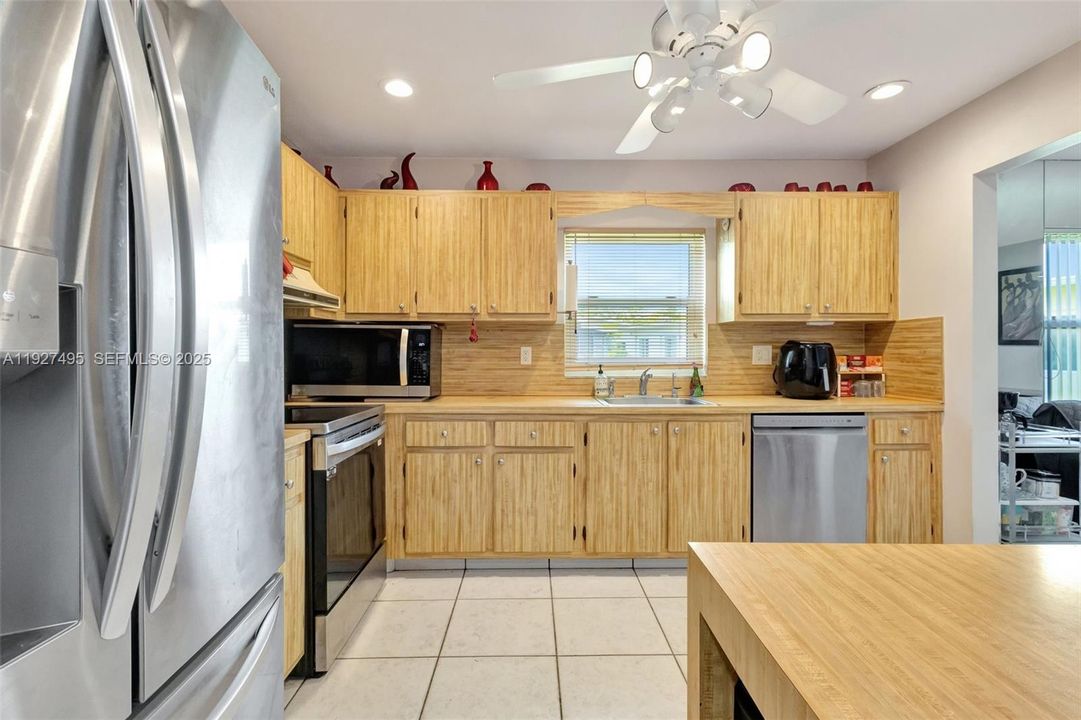 На продажу: $324,997 (2 спален, 2 ванн, 1527 Квадратных фут)