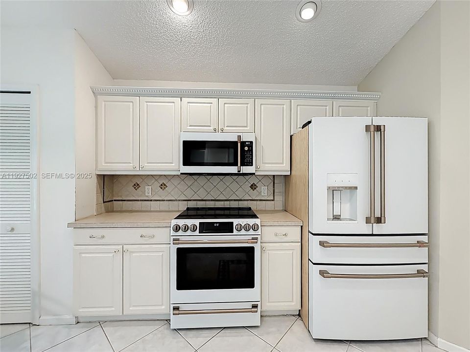 На продажу: $480,000 (3 спален, 2 ванн, 1329 Квадратных фут)