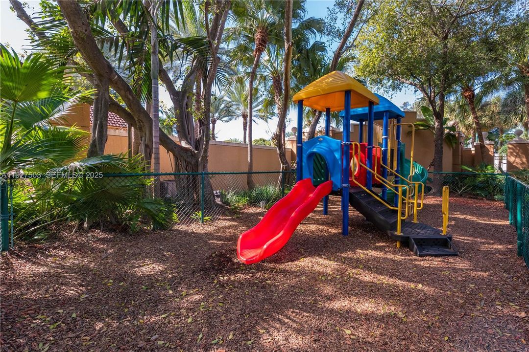 В аренду: $2,800 (2 спален, 2 ванн, 1100 Квадратных фут)