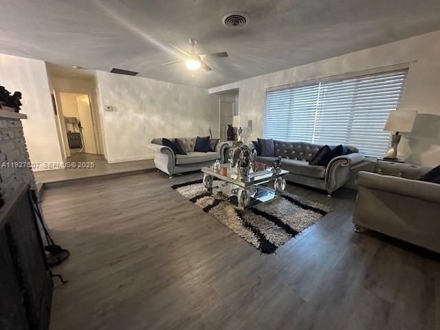 На продажу: $649,000 (4 спален, 3 ванн, 1544 Квадратных фут)