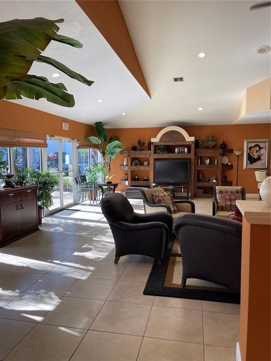 For Sale: $164,900 (1 beds, 1 baths, 615 Square Feet)