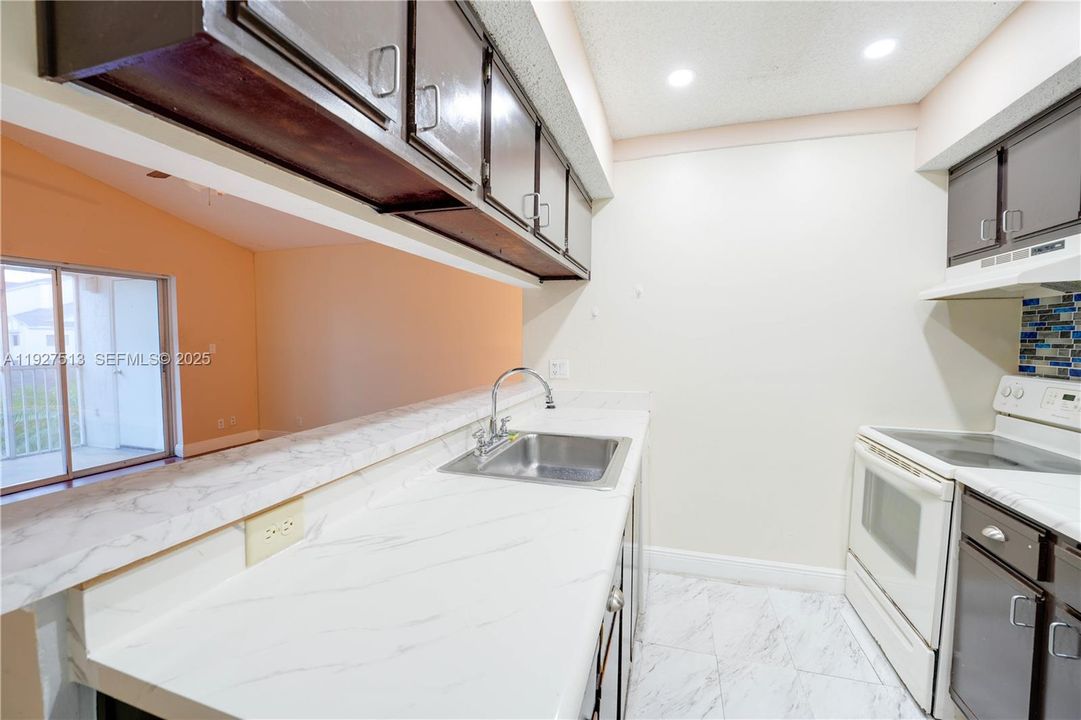 For Sale: $164,900 (1 beds, 1 baths, 615 Square Feet)