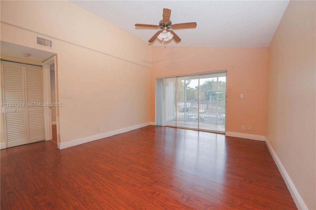 For Sale: $164,900 (1 beds, 1 baths, 615 Square Feet)
