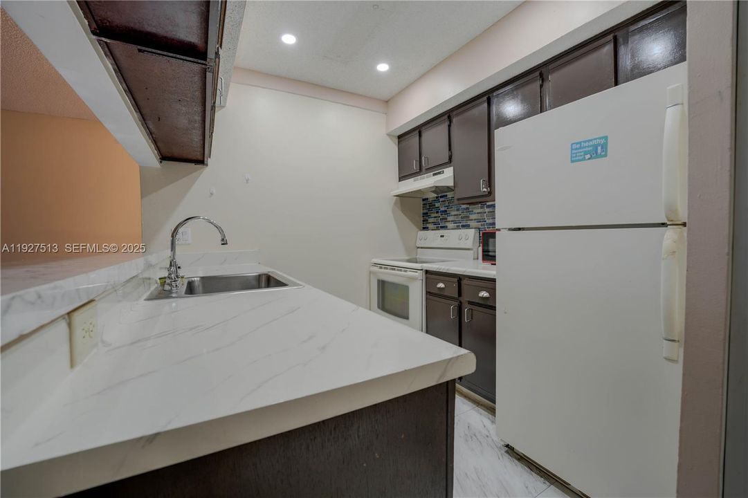 For Sale: $164,900 (1 beds, 1 baths, 615 Square Feet)