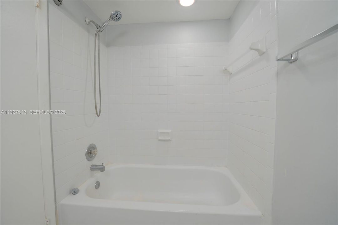 For Sale: $164,900 (1 beds, 1 baths, 615 Square Feet)