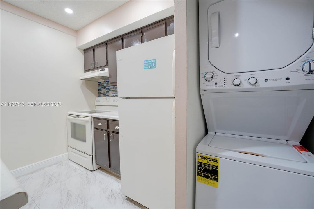 For Sale: $164,900 (1 beds, 1 baths, 615 Square Feet)