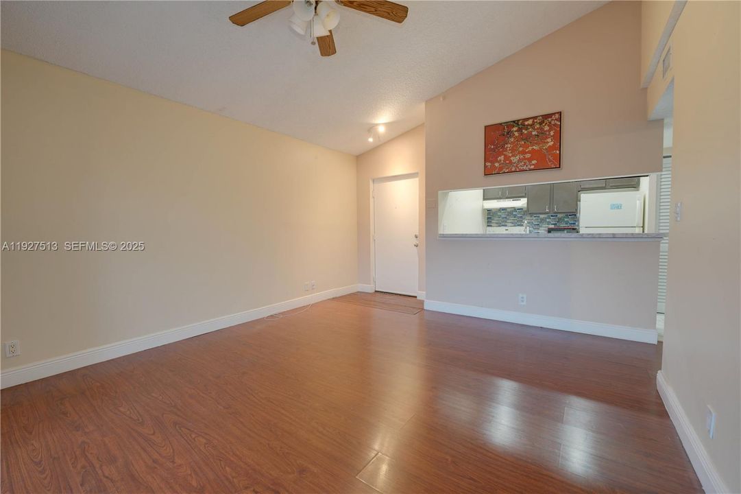 For Sale: $164,900 (1 beds, 1 baths, 615 Square Feet)