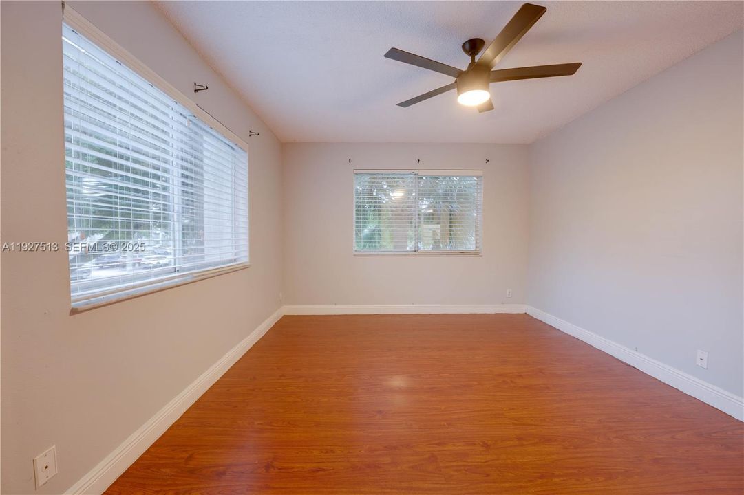 For Sale: $164,900 (1 beds, 1 baths, 615 Square Feet)