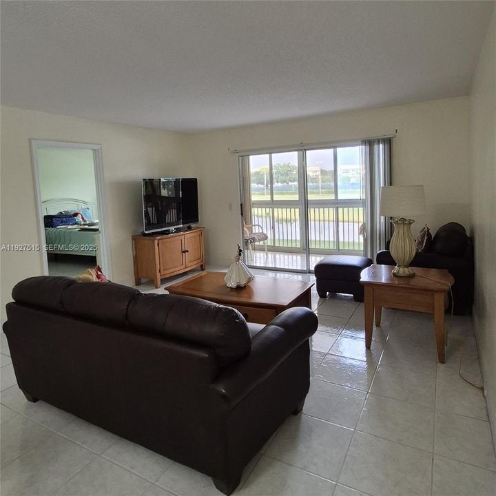 For Sale: $220,000 (2 beds, 2 baths, 1192 Square Feet)