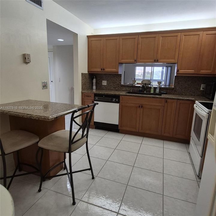 For Sale: $220,000 (2 beds, 2 baths, 1192 Square Feet)