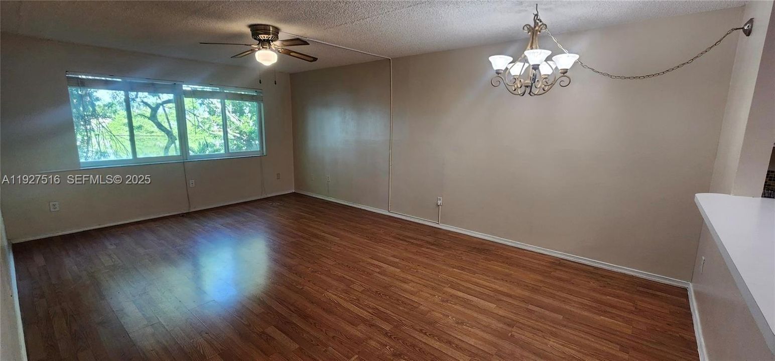 待售: $180,000 (2 贝兹, 1 浴室, 1075 平方英尺)