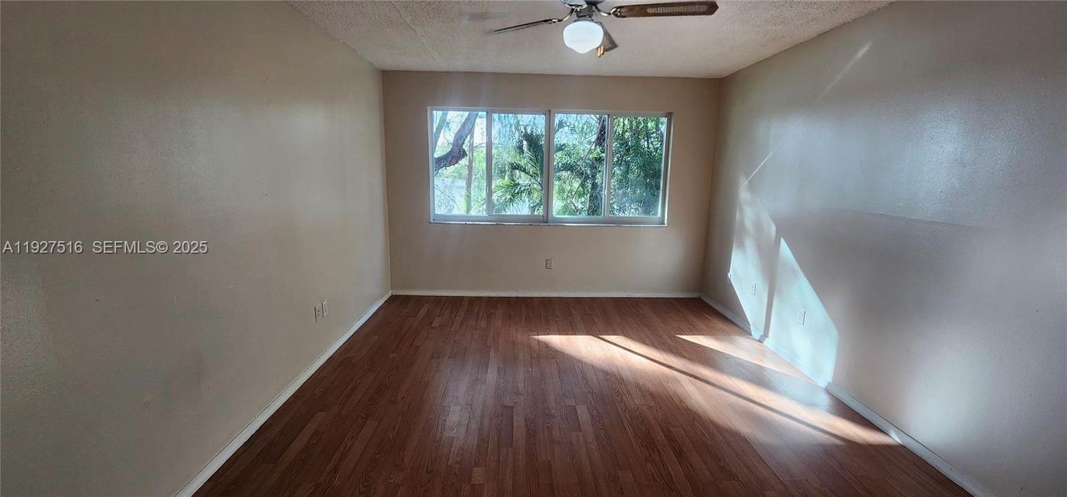 待售: $180,000 (2 贝兹, 1 浴室, 1075 平方英尺)