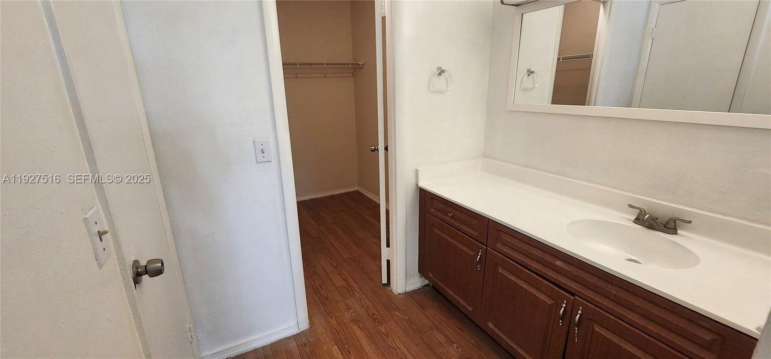 待售: $180,000 (2 贝兹, 1 浴室, 1075 平方英尺)