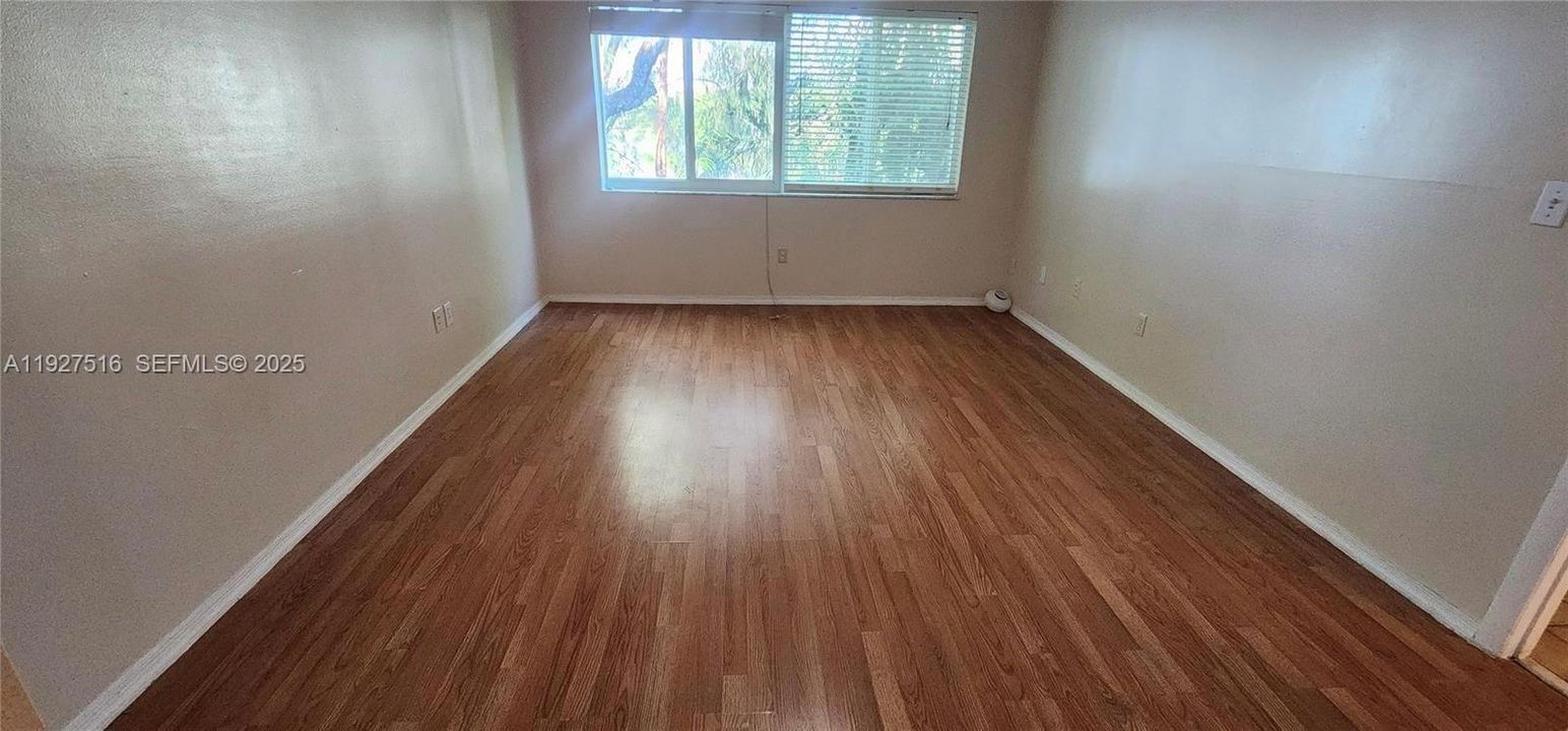 待售: $180,000 (2 贝兹, 1 浴室, 1075 平方英尺)