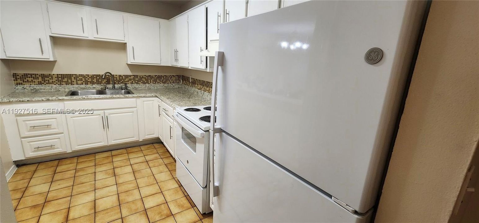 待售: $180,000 (2 贝兹, 1 浴室, 1075 平方英尺)