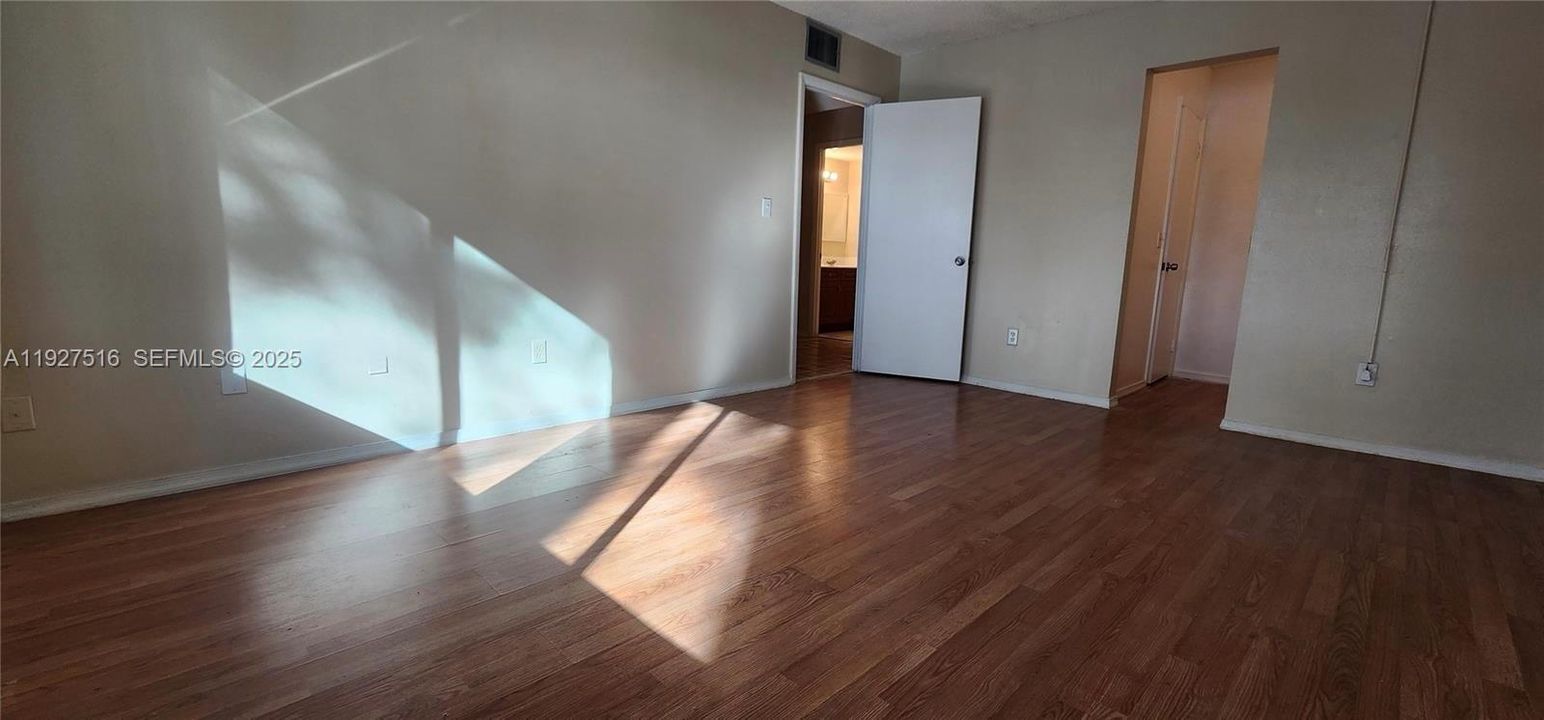 待售: $180,000 (2 贝兹, 1 浴室, 1075 平方英尺)