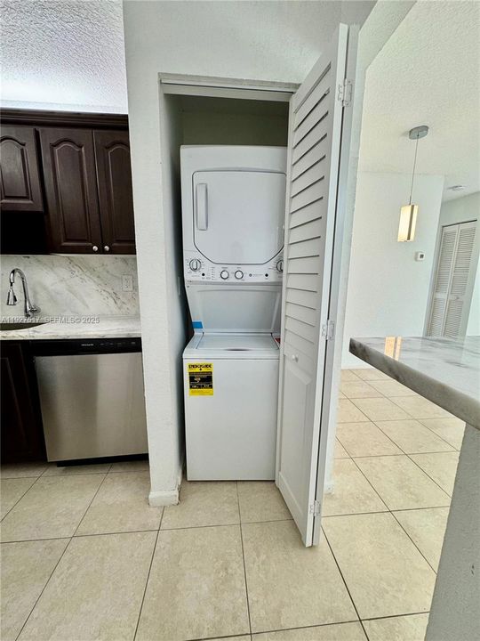 For Rent: $1,850 (2 beds, 2 baths, 800 Square Feet)