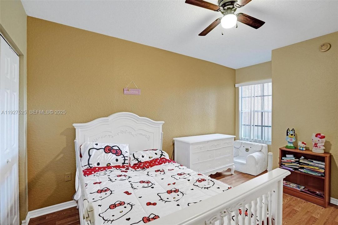 待售: $255,000 (2 贝兹, 2 浴室, 1035 平方英尺)