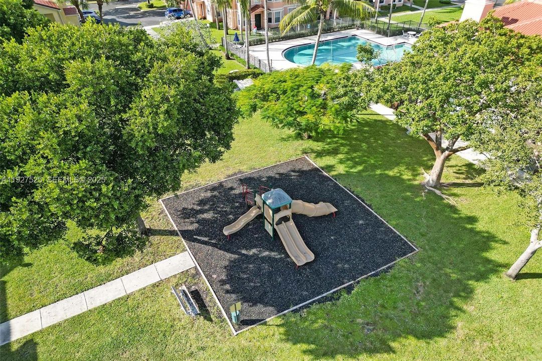 待售: $255,000 (2 贝兹, 2 浴室, 1035 平方英尺)