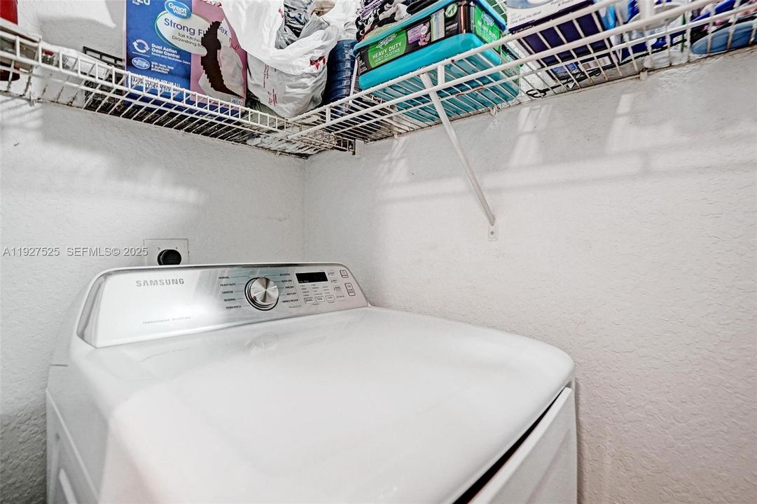 待售: $255,000 (2 贝兹, 2 浴室, 1035 平方英尺)