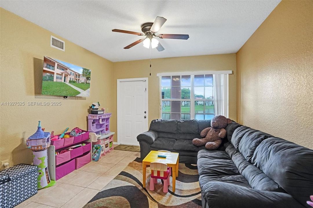 待售: $255,000 (2 贝兹, 2 浴室, 1035 平方英尺)