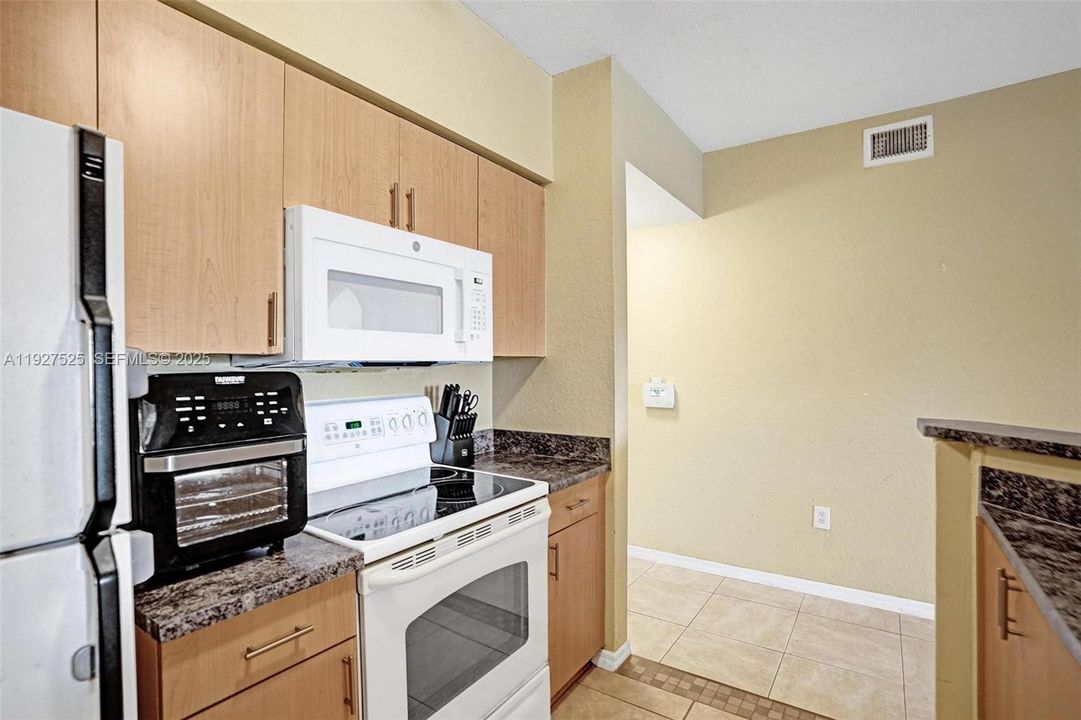 待售: $255,000 (2 贝兹, 2 浴室, 1035 平方英尺)