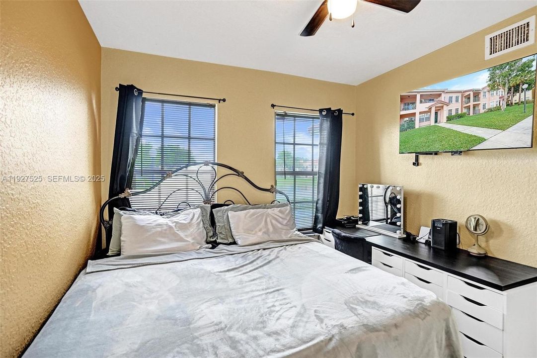 待售: $255,000 (2 贝兹, 2 浴室, 1035 平方英尺)