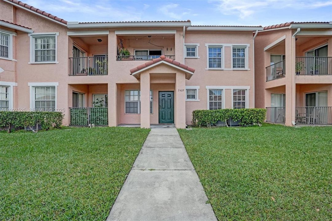 待售: $255,000 (2 贝兹, 2 浴室, 1035 平方英尺)