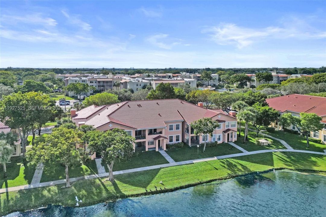 待售: $255,000 (2 贝兹, 2 浴室, 1035 平方英尺)