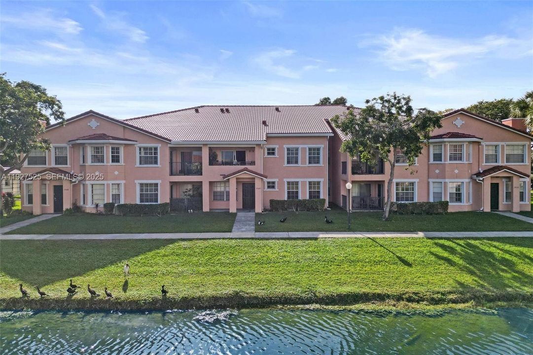 待售: $255,000 (2 贝兹, 2 浴室, 1035 平方英尺)