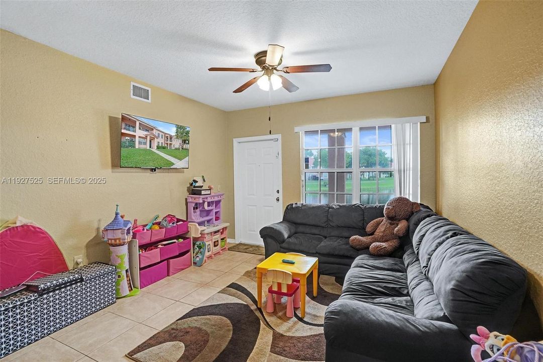 待售: $255,000 (2 贝兹, 2 浴室, 1035 平方英尺)