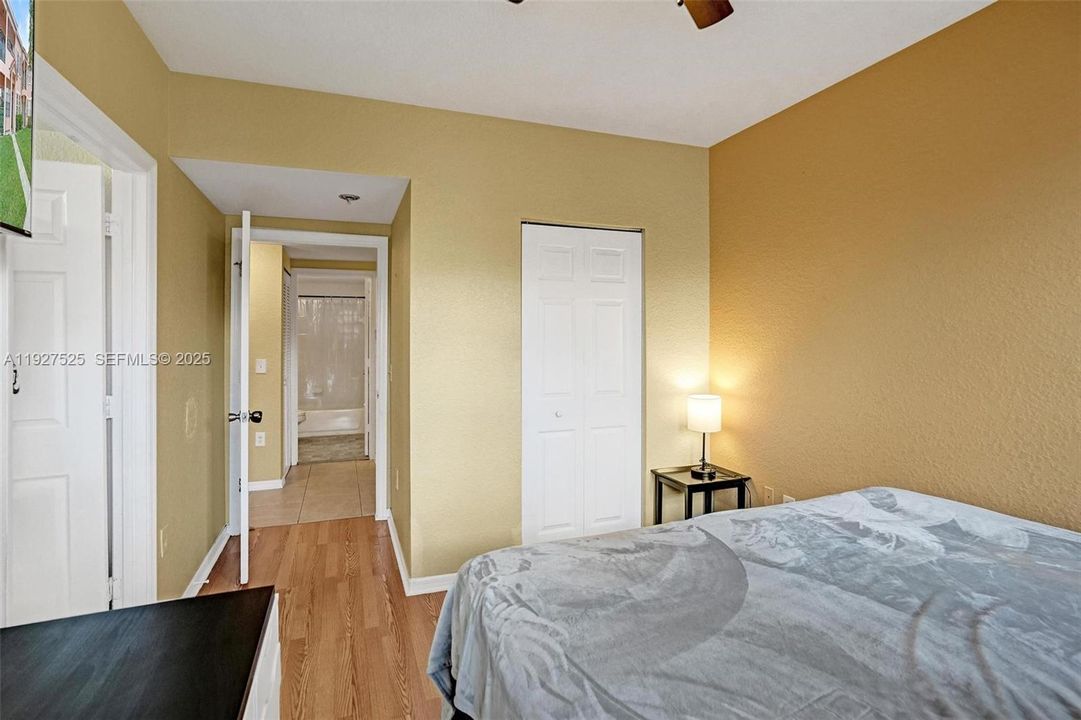 待售: $255,000 (2 贝兹, 2 浴室, 1035 平方英尺)