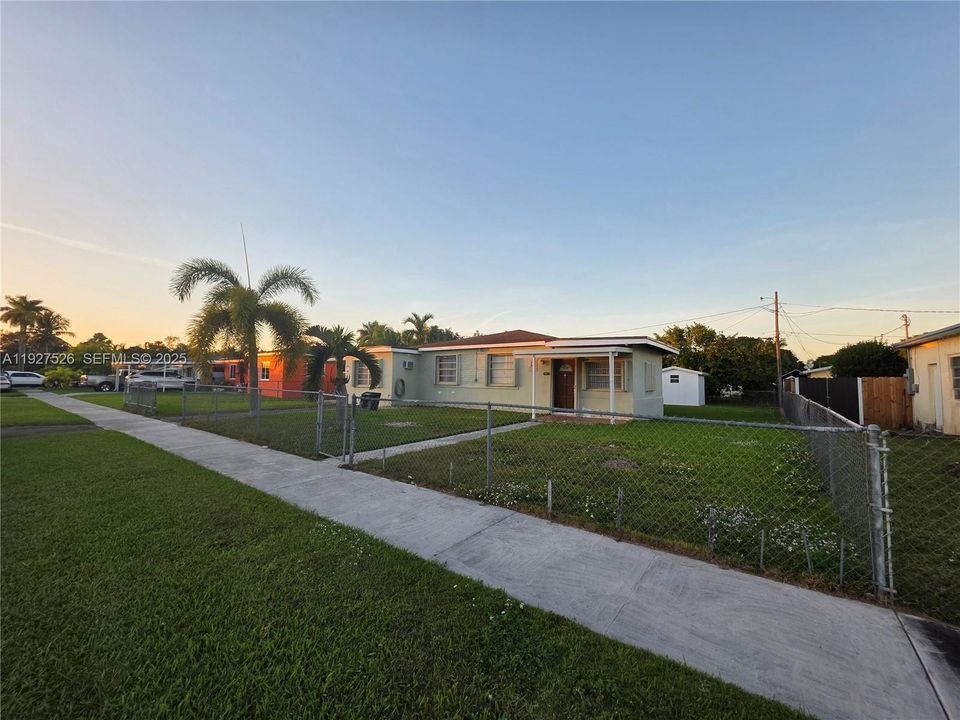 For Sale: $515,000 (4 beds, 2 baths, 1450 Square Feet)