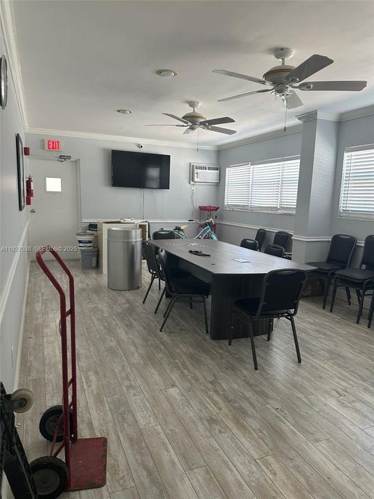 For Rent: $2,199 (1 beds, 1 baths, 690 Square Feet)