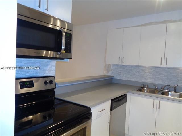For Rent: $1,900 (2 beds, 2 baths, 920 Square Feet)