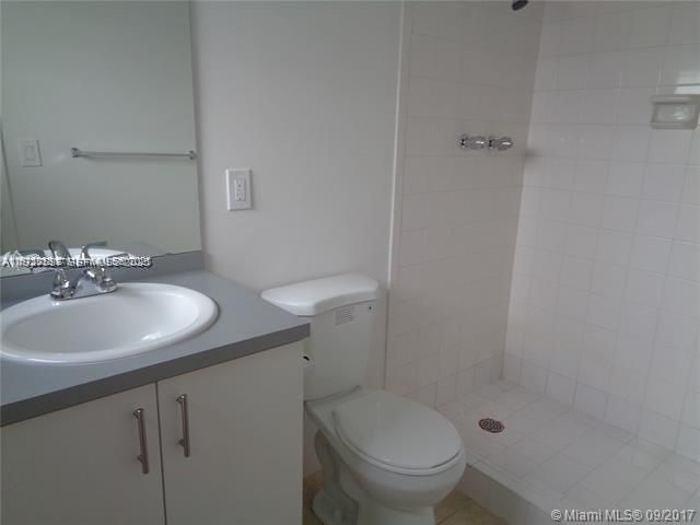 For Rent: $1,900 (2 beds, 2 baths, 920 Square Feet)