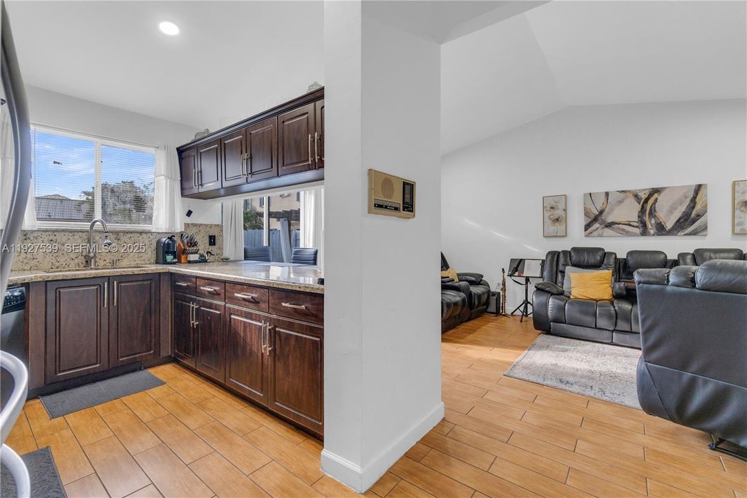 En Venta: $750,000 (4 camas, 2 baños, 2083 Pies cuadrados)