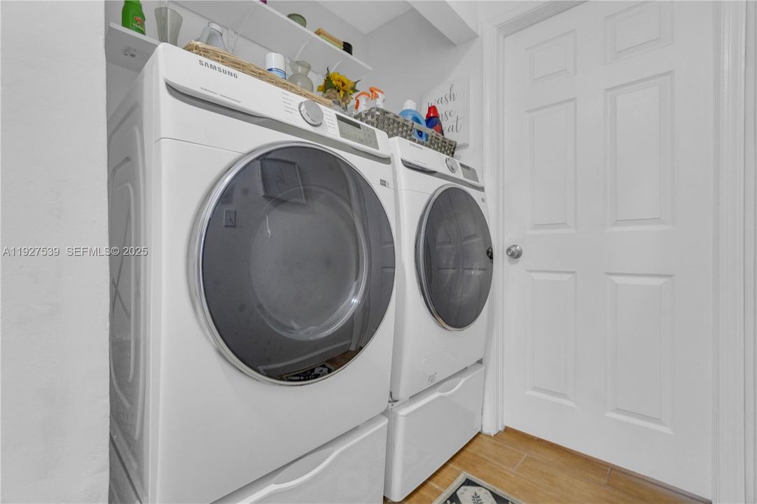 En Venta: $750,000 (4 camas, 2 baños, 2083 Pies cuadrados)