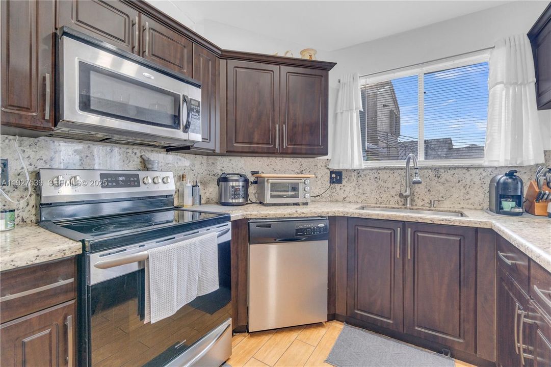 En Venta: $750,000 (4 camas, 2 baños, 2083 Pies cuadrados)