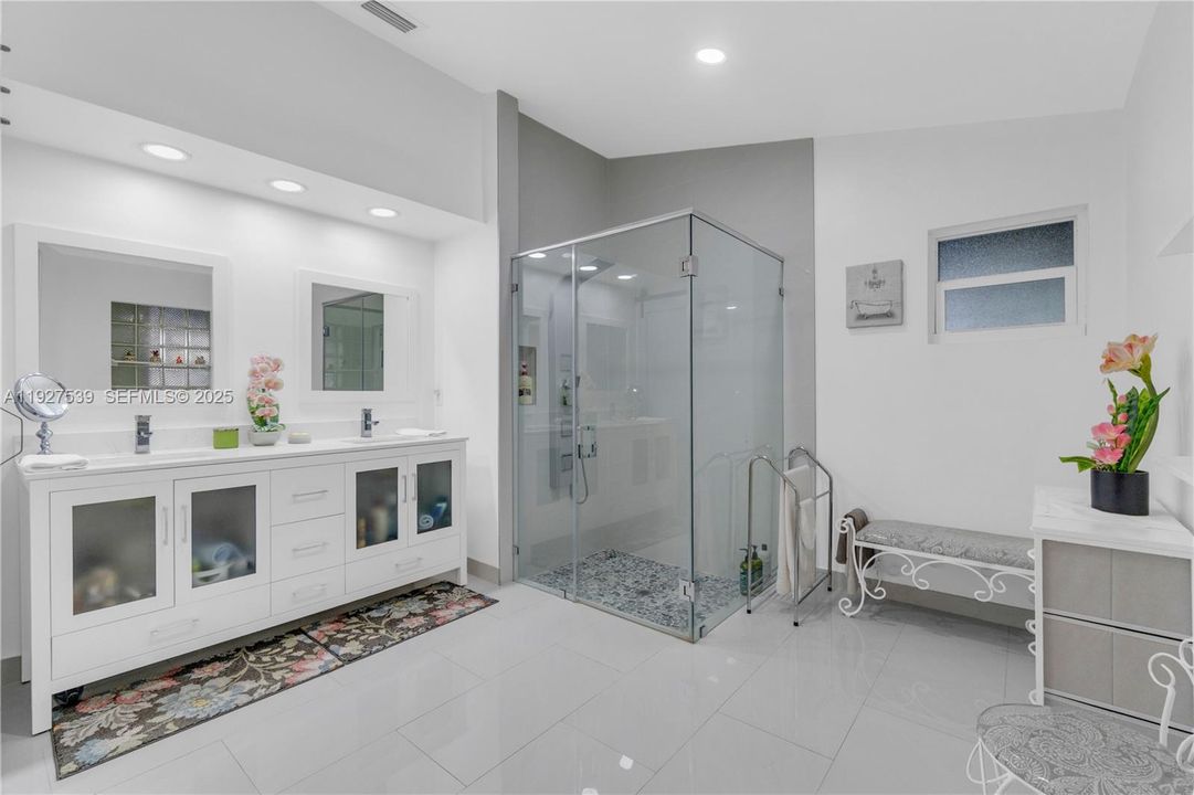 En Venta: $750,000 (4 camas, 2 baños, 2083 Pies cuadrados)