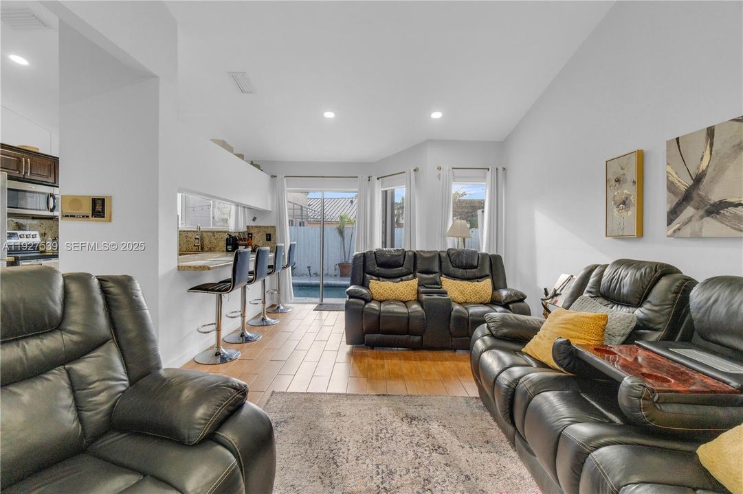 En Venta: $750,000 (4 camas, 2 baños, 2083 Pies cuadrados)