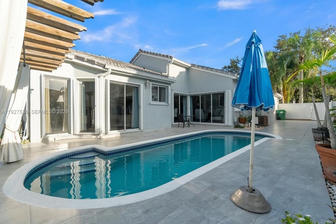 En Venta: $750,000 (4 camas, 2 baños, 2083 Pies cuadrados)