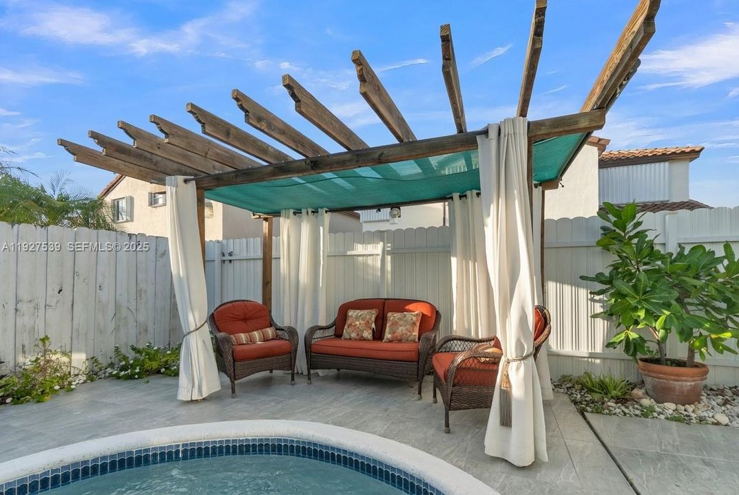 En Venta: $750,000 (4 camas, 2 baños, 2083 Pies cuadrados)