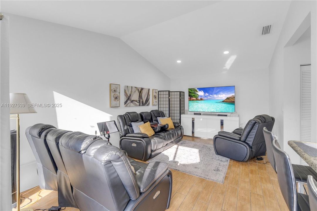 En Venta: $750,000 (4 camas, 2 baños, 2083 Pies cuadrados)