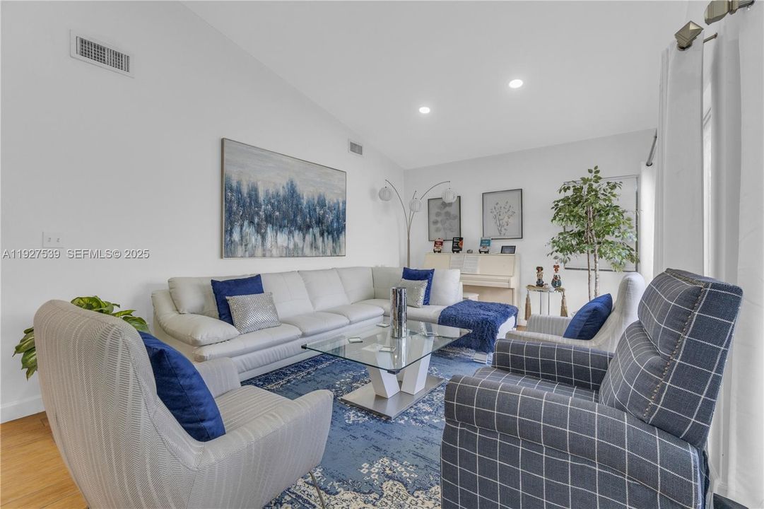 En Venta: $750,000 (4 camas, 2 baños, 2083 Pies cuadrados)