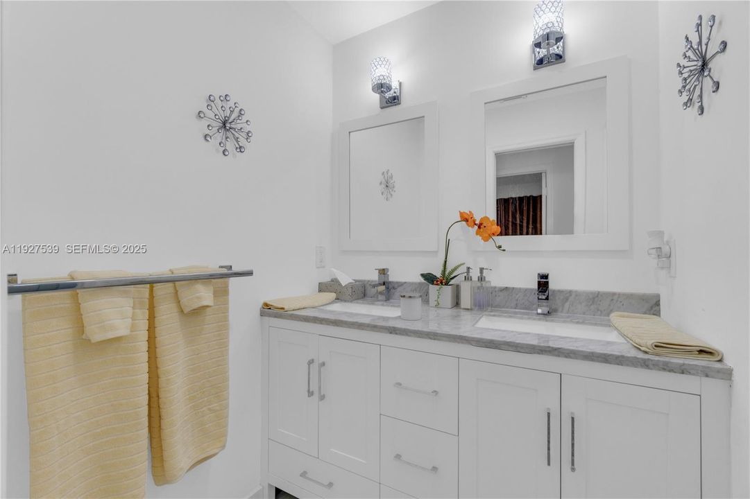 En Venta: $750,000 (4 camas, 2 baños, 2083 Pies cuadrados)