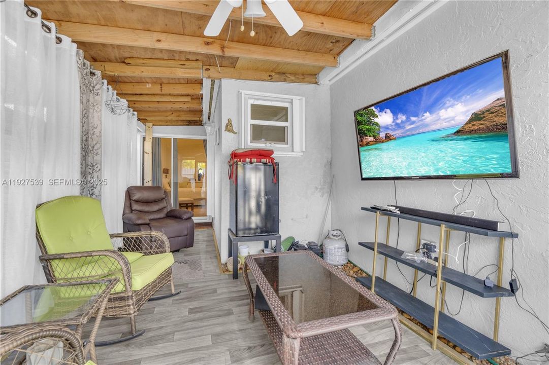 En Venta: $750,000 (4 camas, 2 baños, 2083 Pies cuadrados)