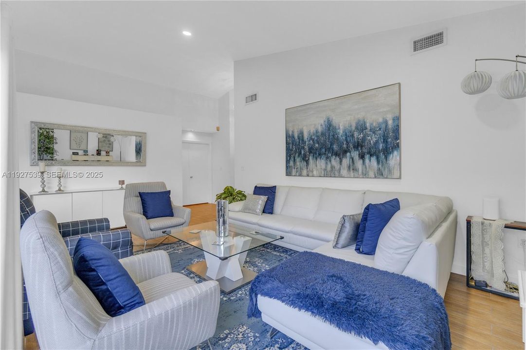 En Venta: $750,000 (4 camas, 2 baños, 2083 Pies cuadrados)