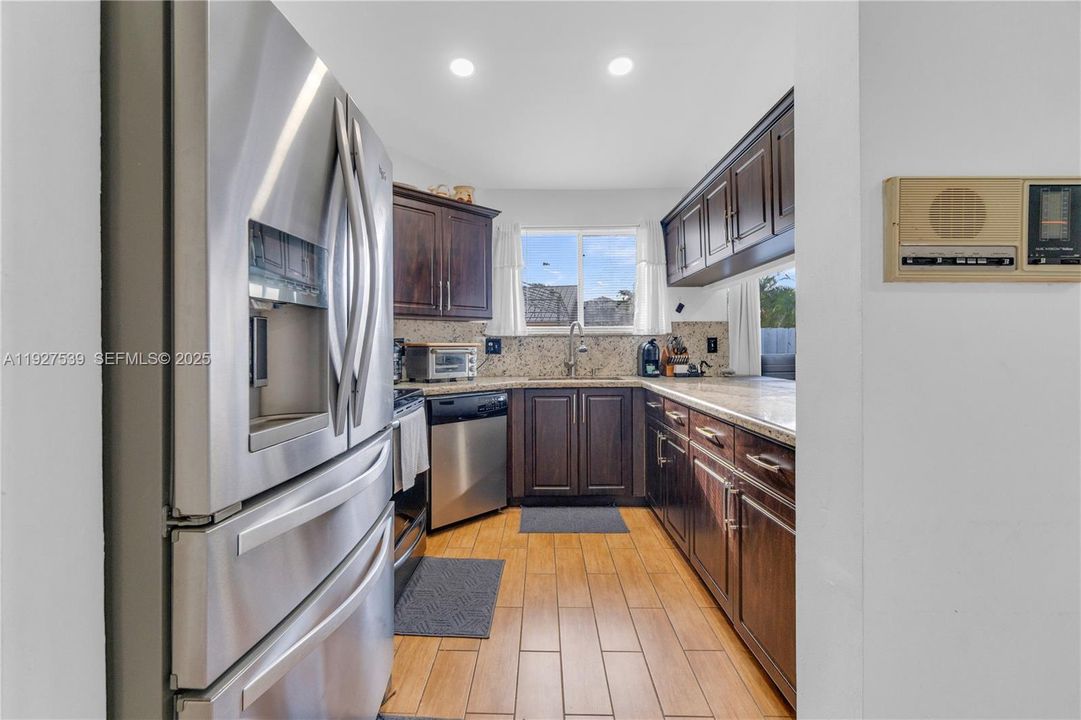 En Venta: $750,000 (4 camas, 2 baños, 2083 Pies cuadrados)