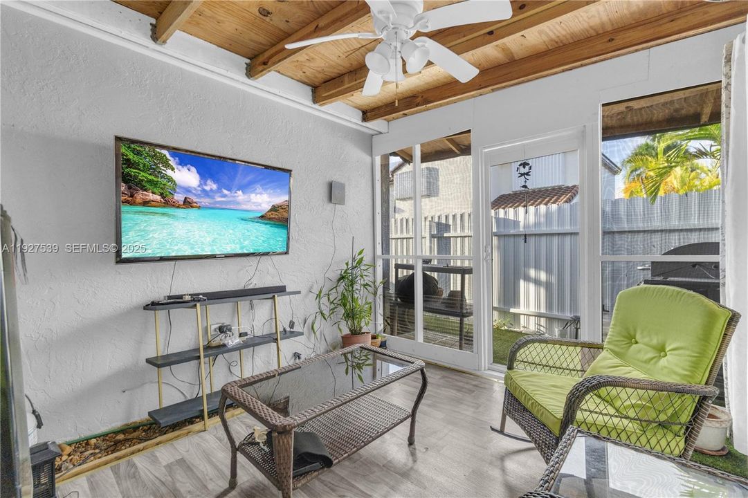 En Venta: $750,000 (4 camas, 2 baños, 2083 Pies cuadrados)